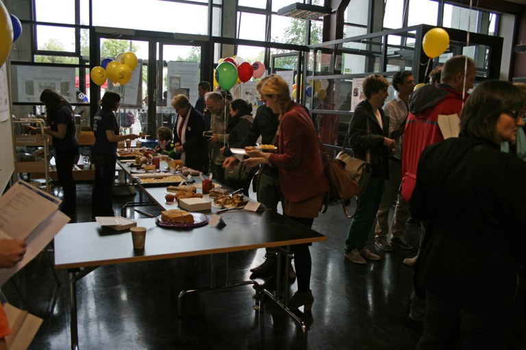Andrang am Kuchenverkauf