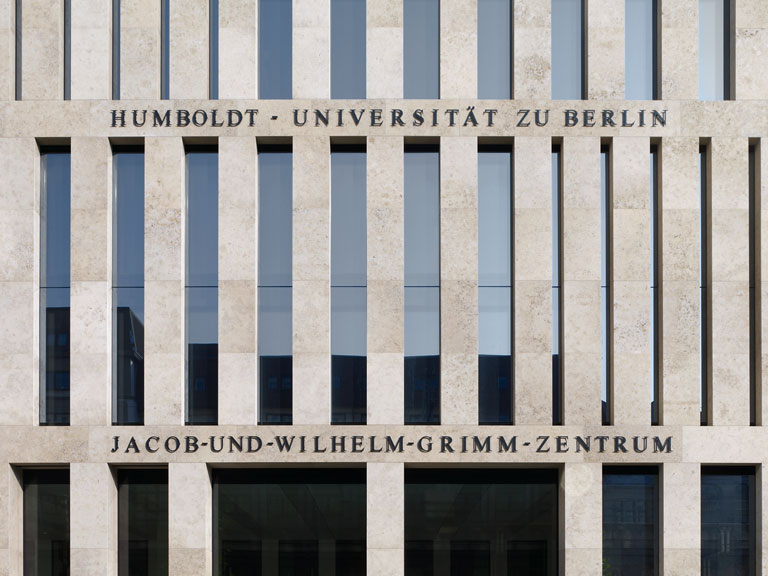 Außenansicht Eingang des Jacob-und-Wilhelm-Grimm-Zentrums der HU Berlin aus Richtung der Geschwister-Scholl-Straße