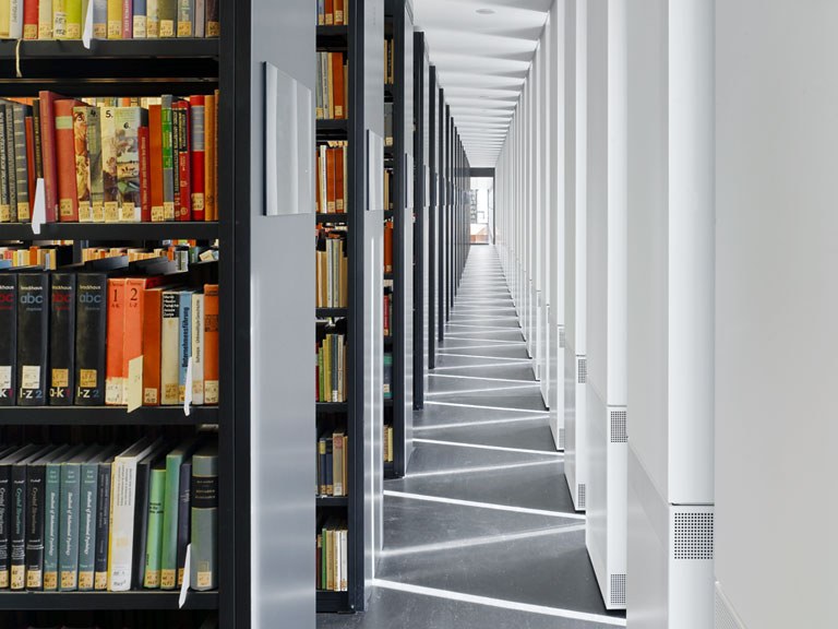 Buchregale im Jacob-und-Wilhelm-Grimm-Zentrum der HU Berlin (Architektur)