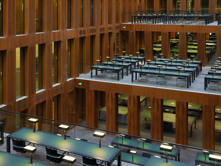Leseterrassen im Jacob-und-Wilhelm-Grimm-Zentrum der HU Berlin (Architektur)