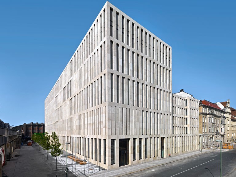 Aussenansicht des Jacob-und-Wilhelm-Grimm-Zentrums der HU Berlin aus Richtung der Georgenstraße