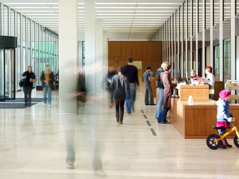 Foyer im Jacob-und-Wilhelm-Grimm-Zentrum der HU Berlin