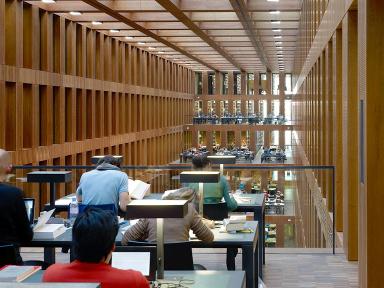 Leseterrassen im oberen Bereich des Jacob-und-Wilhelm-Grimm-Zentrums der HU Berlin