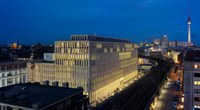 Das Jacob-und-Wilhelm-Grimm-Zentrum bei Nacht